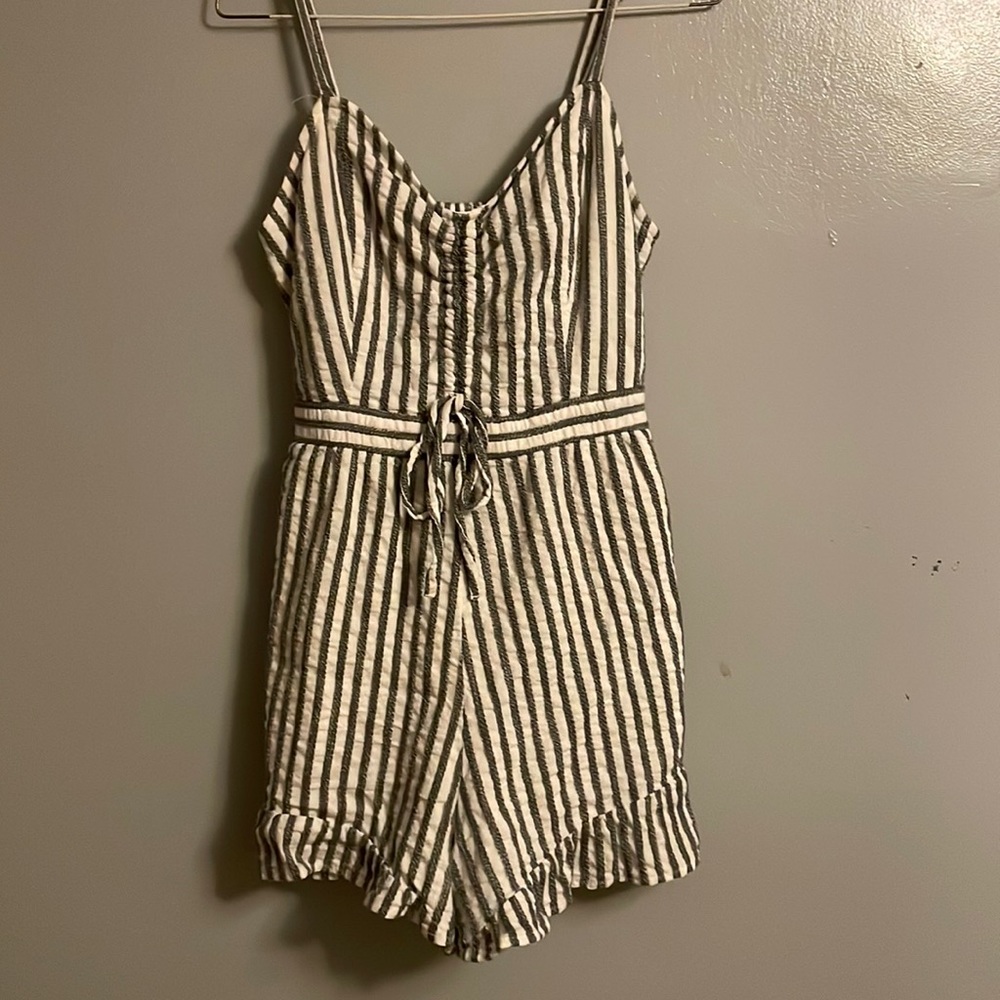 American Eagle romper. size xs. little hole in the butt area(can easily be sewn.